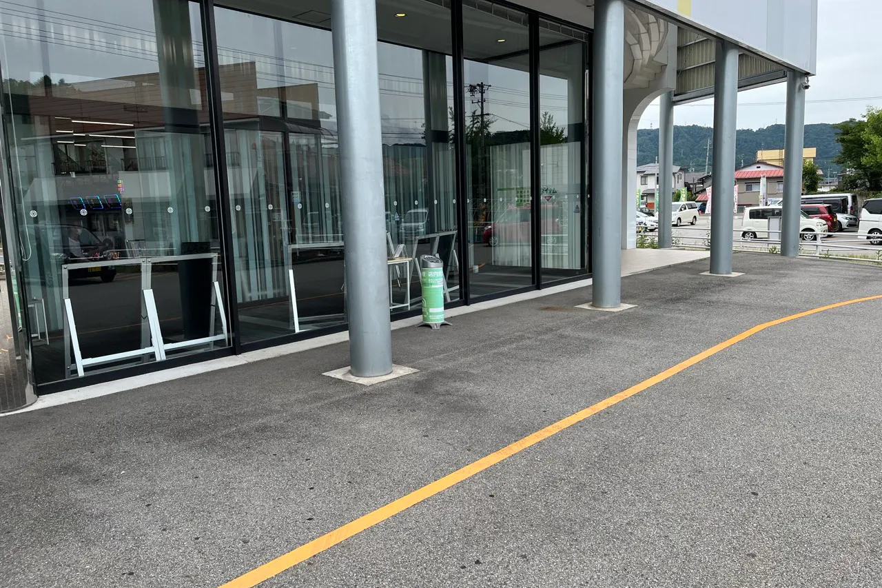 【ダイナム岐阜桐生店ゆったり館】キッチンカーに最適なアミューズメント施設の店舗正面風除室前イベントスペース