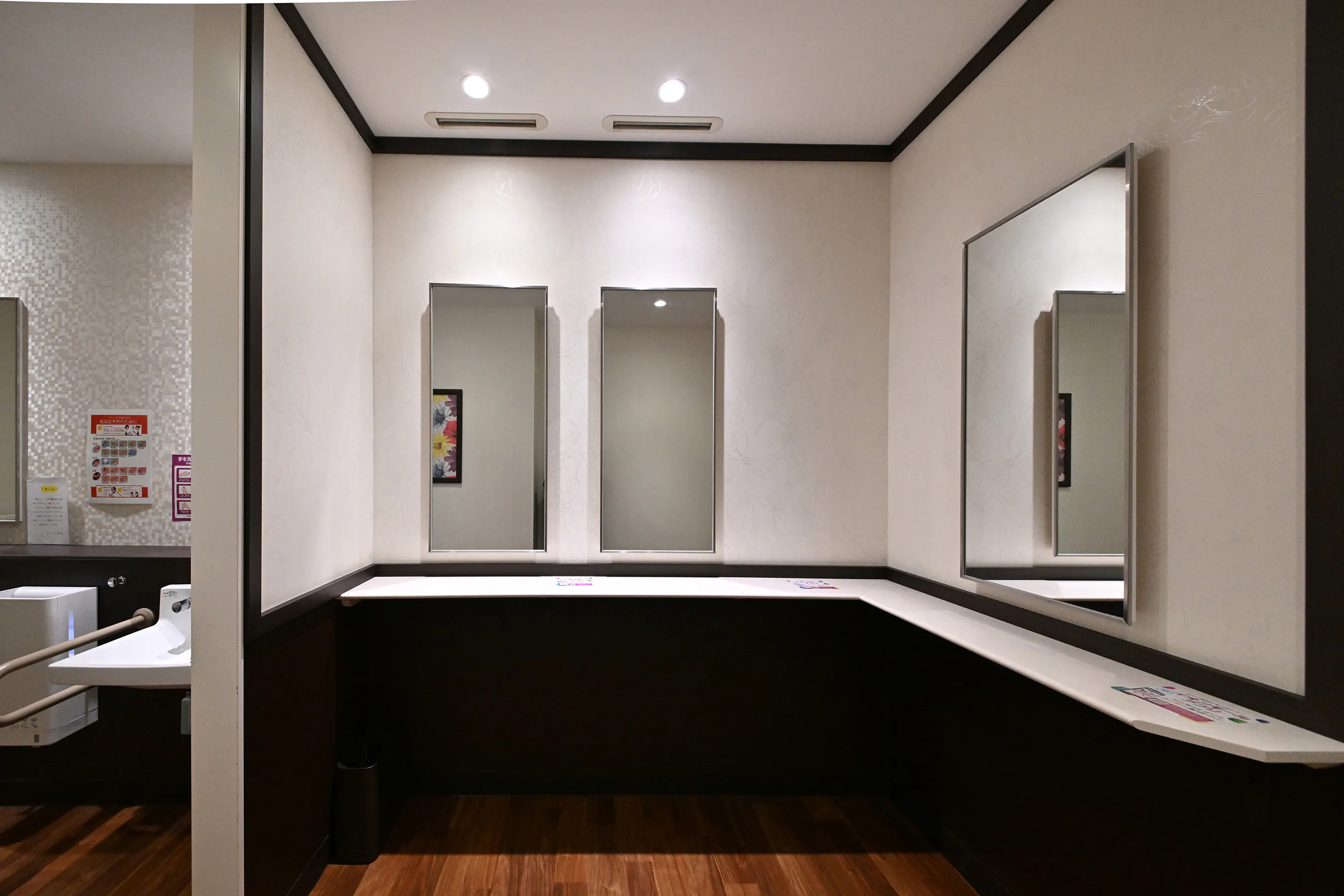 【イオンモール長久手】モール内広告 化粧室(全館)パウダールーム(2F)