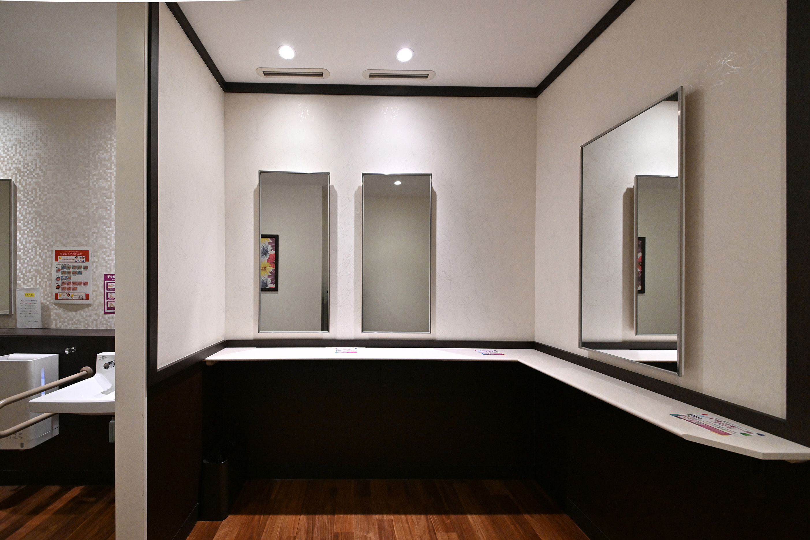 【イオンモール長久手】モール内広告　化粧室（全館）パウダールーム（2F）