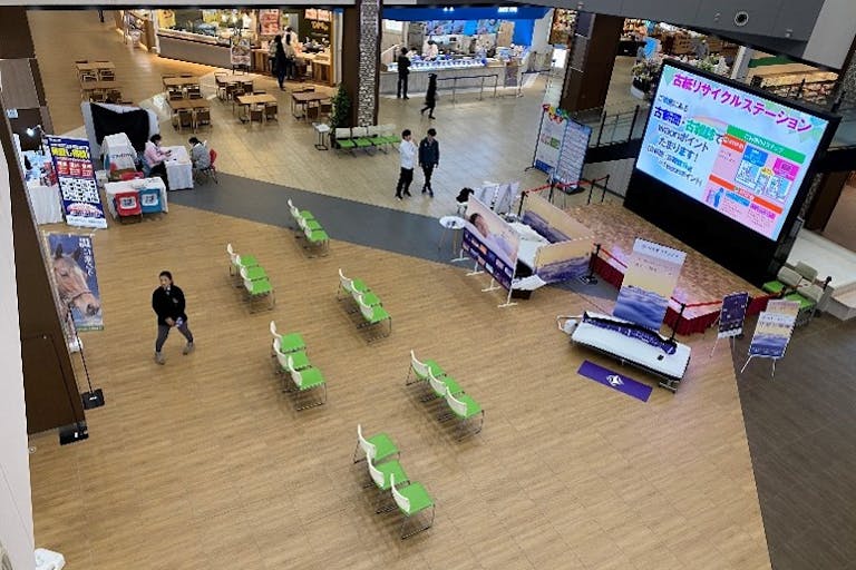 【イオンタウン四日市泊/1Fイベント広場(全面使用)】音楽イベントやショープロモーションなどの大型イベントに最適な音響設備やサイネージが完備された1Fメインイベントスペースの画像1