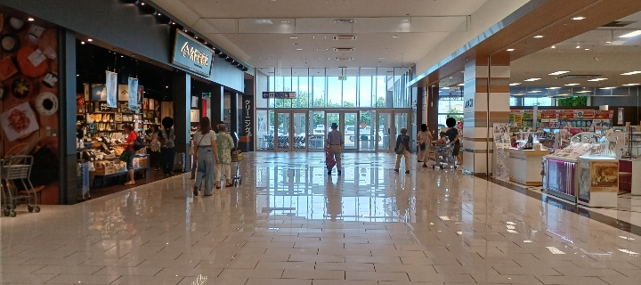 【イオンモール草津】1F久世福商店前