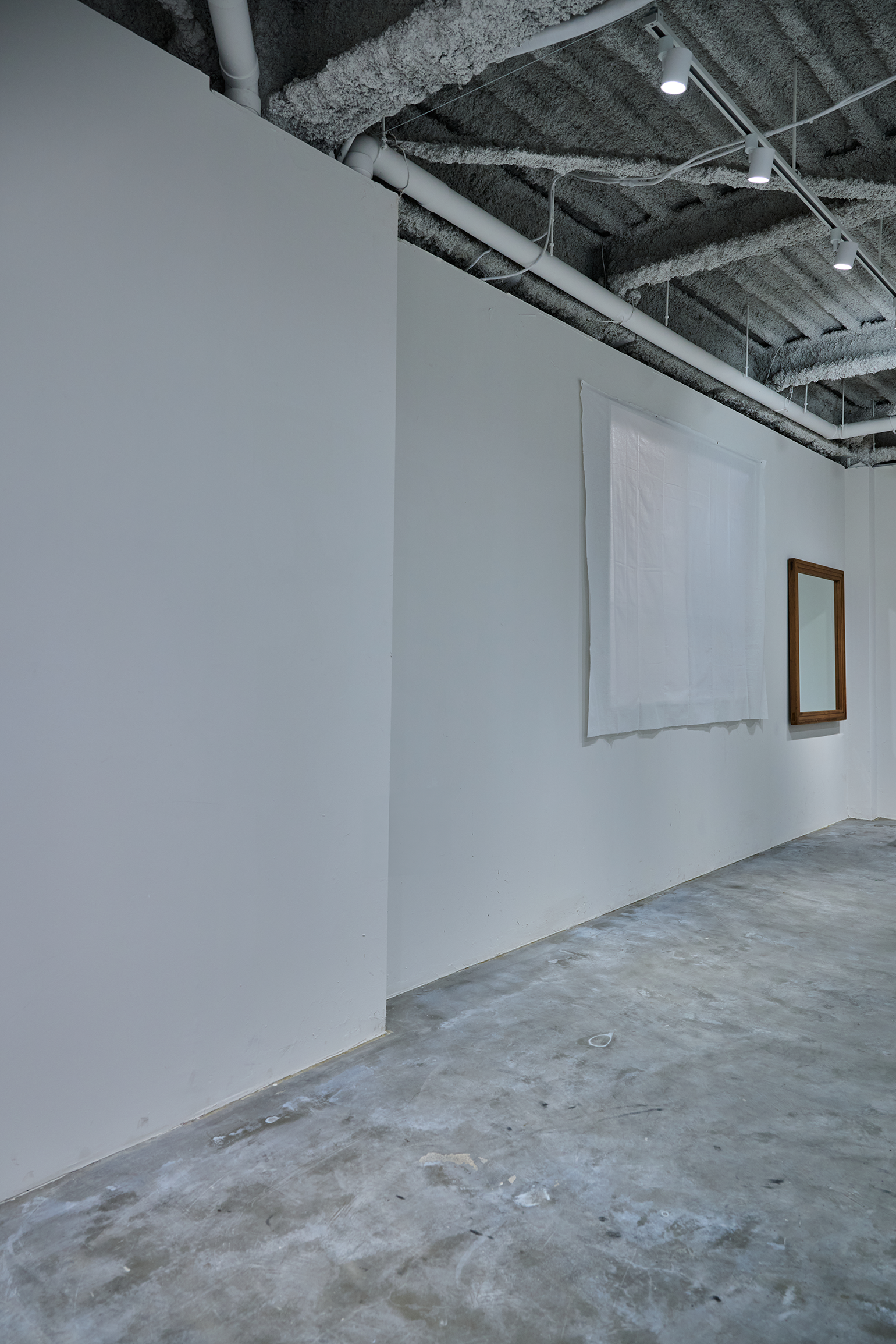 窓あり　布で覆ってます。