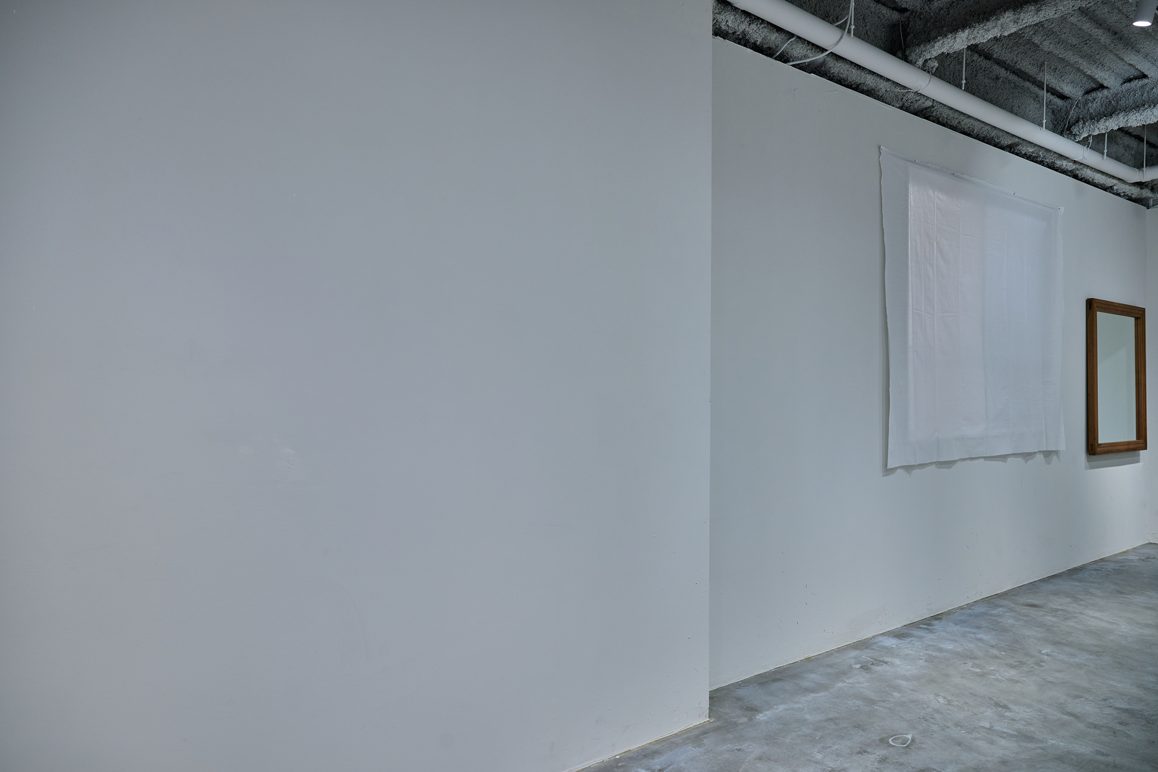 窓あり　布で覆ってます。