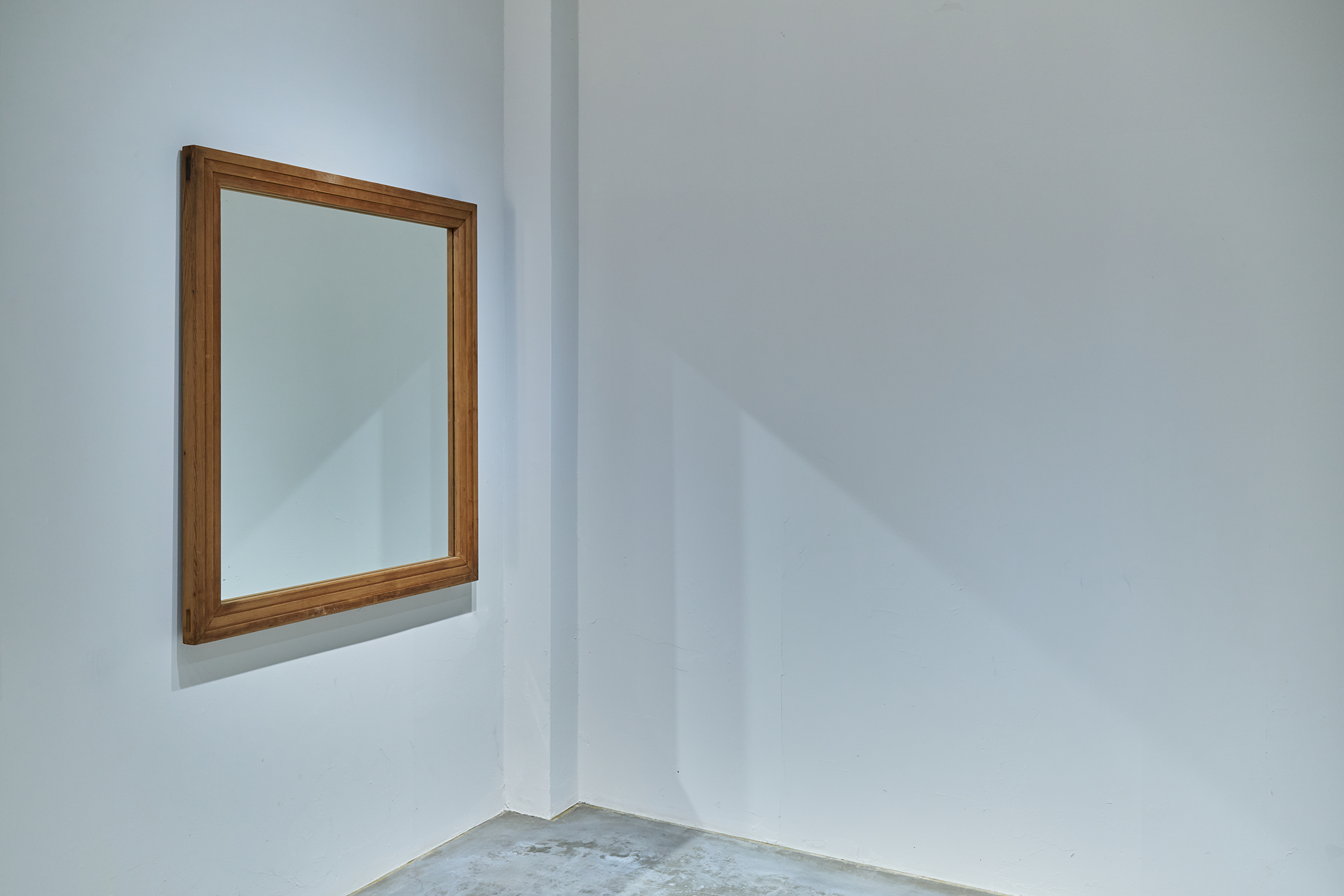 姿見　壁にかかってます。