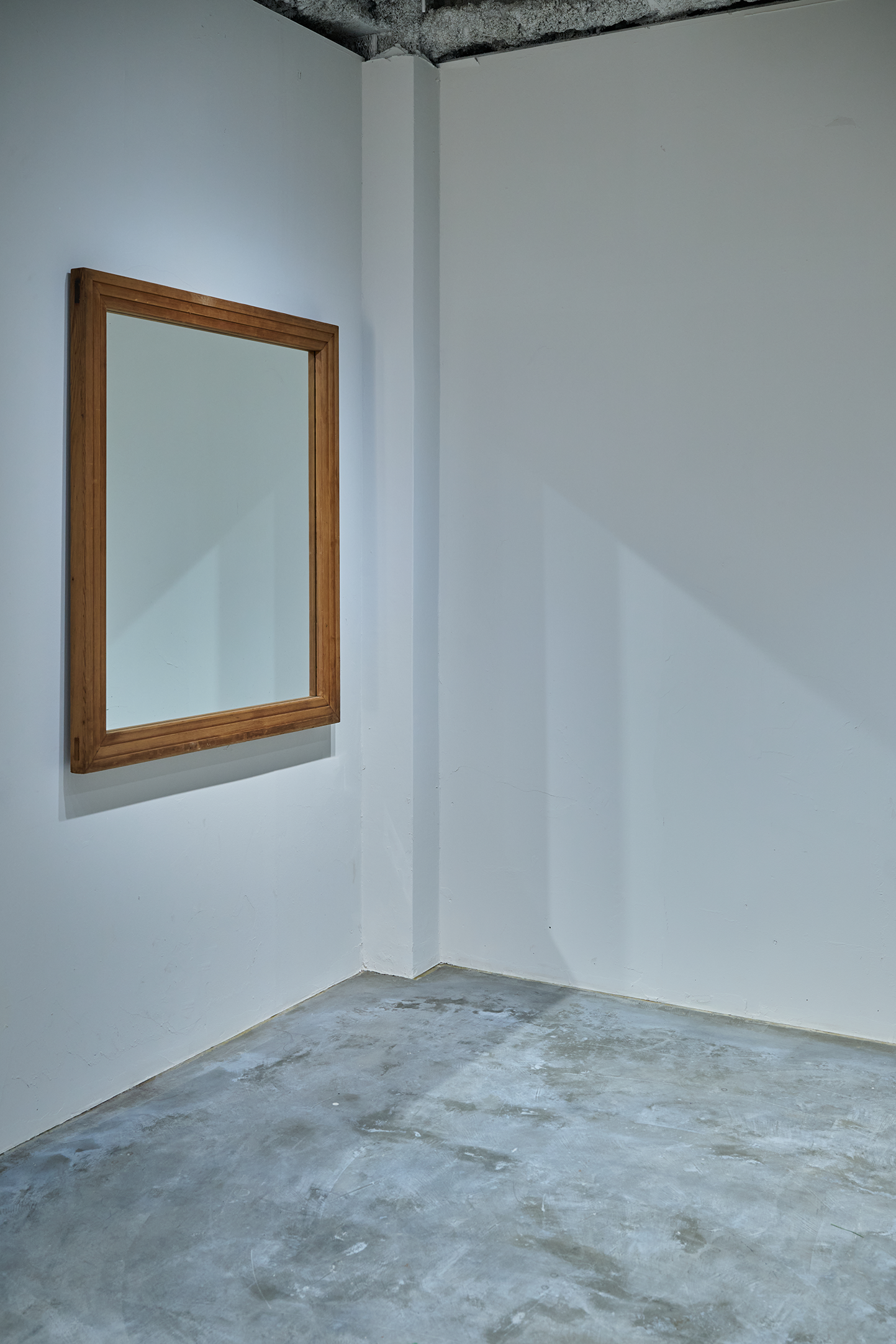 姿見　壁にかかってます。