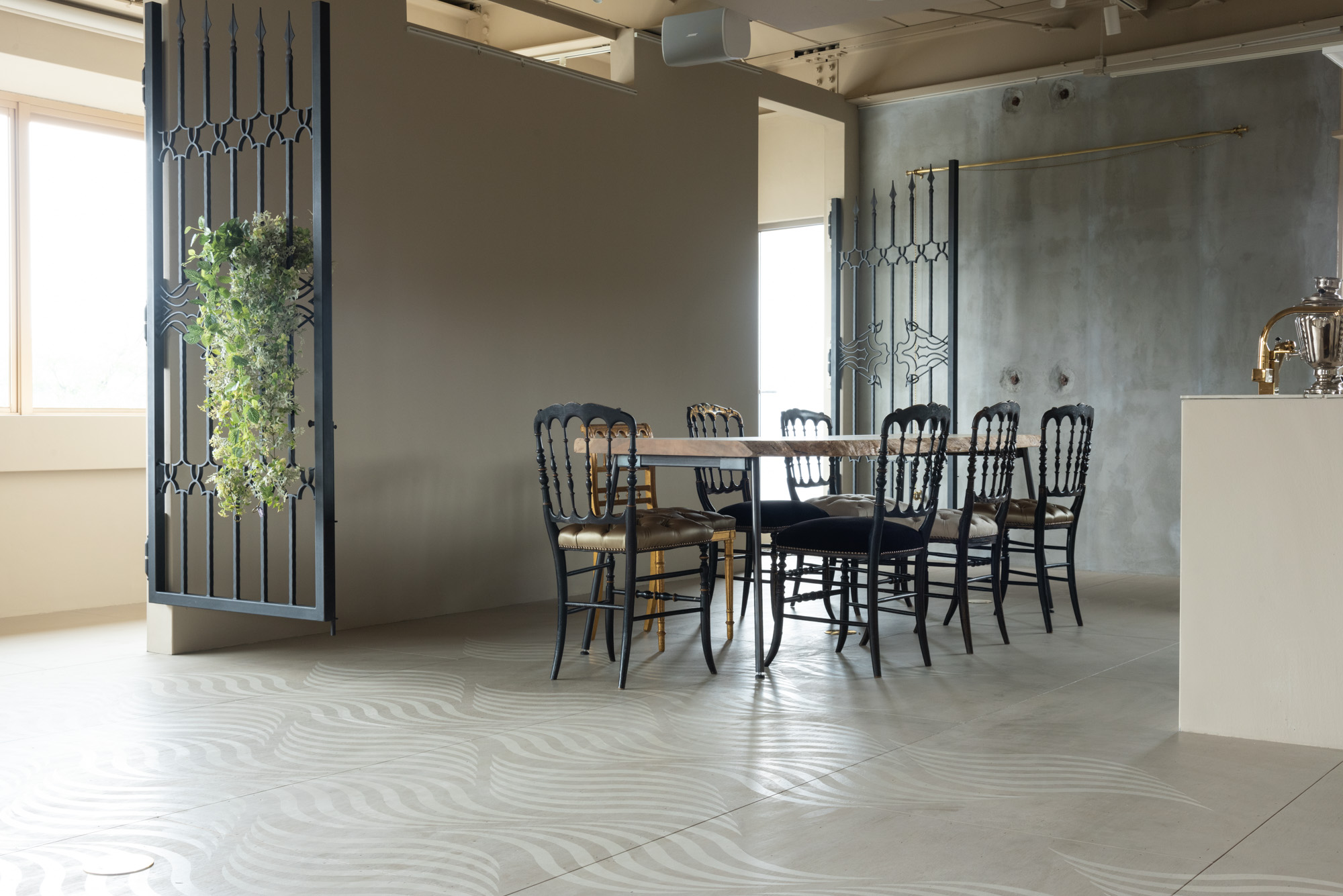 【錦駅10分】アパレルの展示会・受注販売会や個展などのギャラリー用途、ポップアップストアに最適な什器類の充実した琵琶湖のほとりにあるイベントスペース