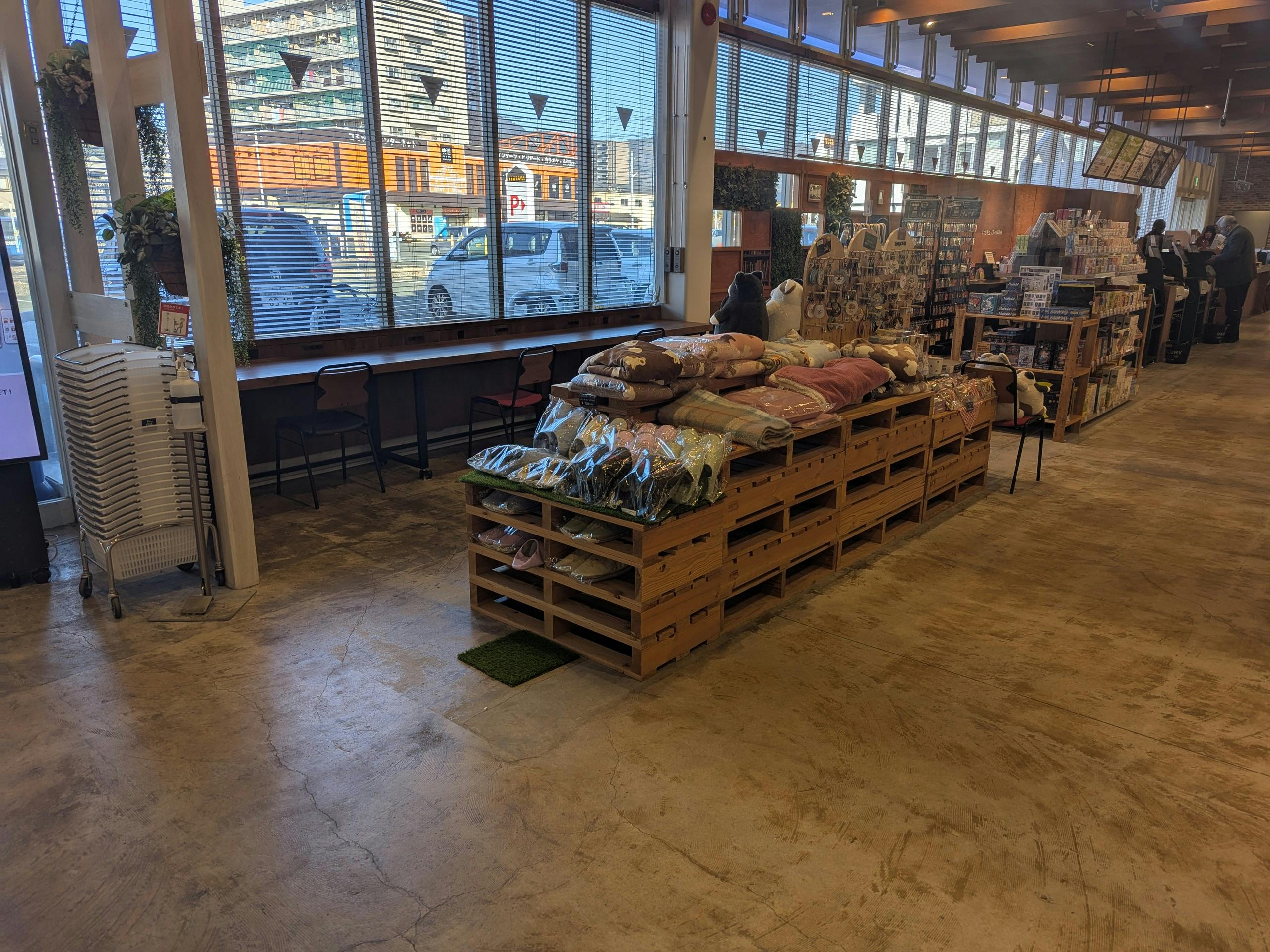 【TSUTAYA 田崎店】販促イベントや物販に最適な店舗内入口そばイベントスペース