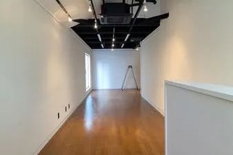 【浅草橋駅1分】展示会やワークショップに適した自然光が入り込むシンプルで使い勝手がいいスペース