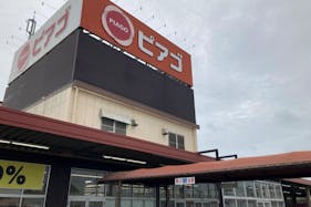 【ピアゴ福釜店】販促プロモーションや食物販に最適な入り口前ガチャガチャ横のイベントスペース