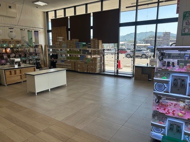 【スーパーセンターニシムタ人吉店】【スーパーセンターニシムタ人吉店FOOD＆LIFE館】食物販や販促プロモーションに利用可能な1階フロアにあるイベントスペースの画像