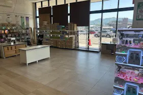 【スーパーセンターニシムタ人吉店】食物販や販促プロモーションに利用可能な1階フロアにあるイベントスペース