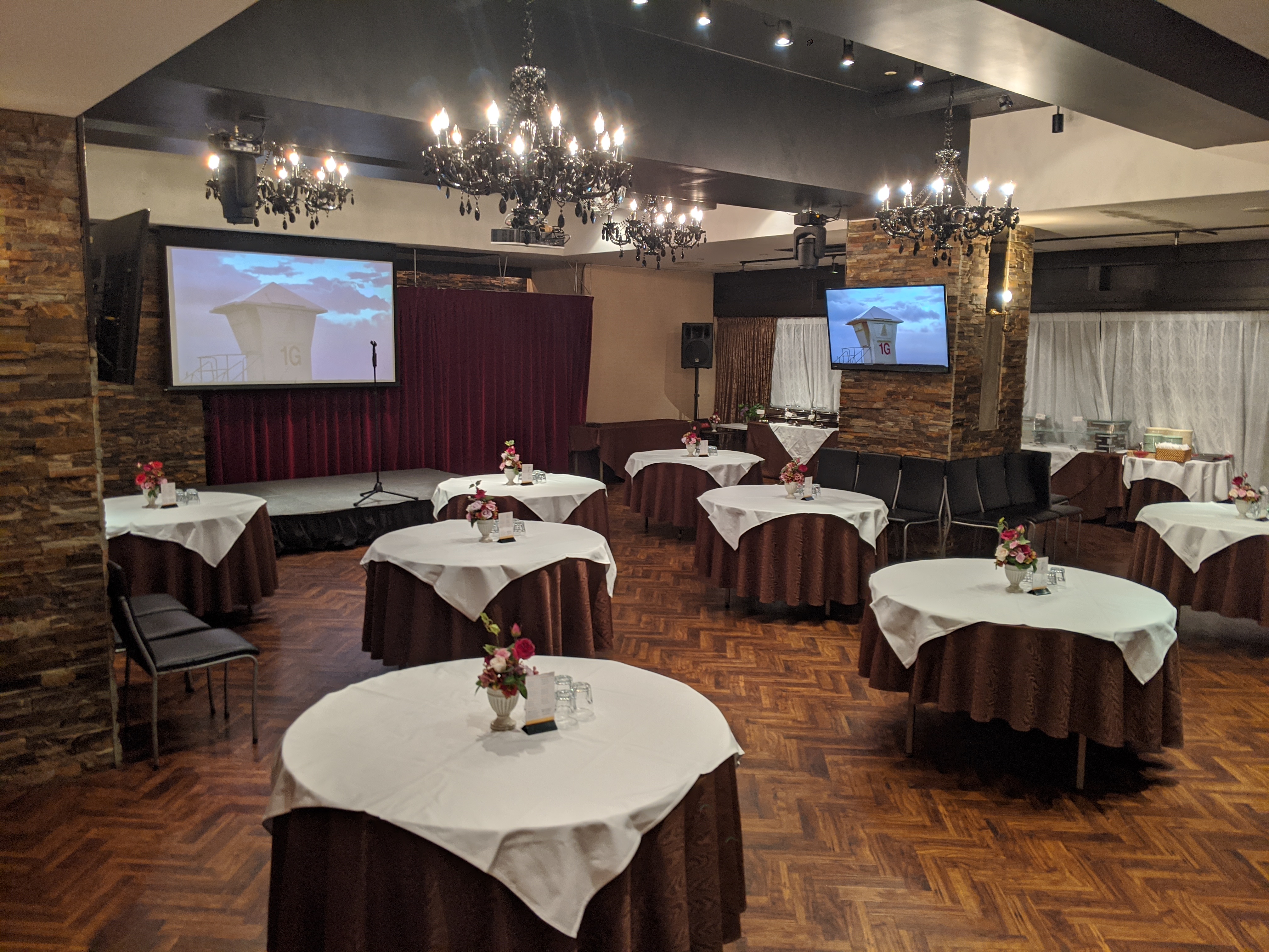 プロジェクターやスクリーンなど設備も充実