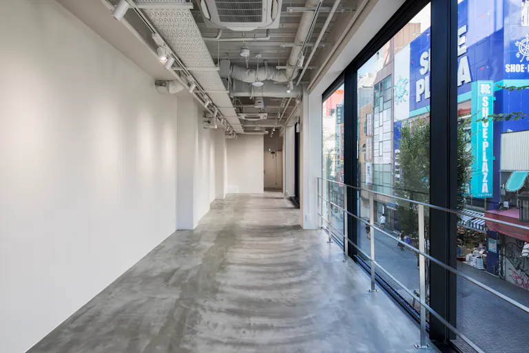 【新宿駅1分】新商品のポップアップストアや販売促進イベント会場、展示会場に最適な日本屈指の通行量と視認性を誇るイベントスペース(2F)の画像3