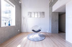 【赤羽橋駅4分】〔天井高4m×2面採光〕自然光×コンクリが生み出すデザイン空間