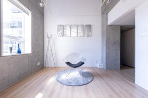 【赤羽橋駅4分】〔天井高4m×2面採光〕自然光×コンクリが生み出すデザイン空間