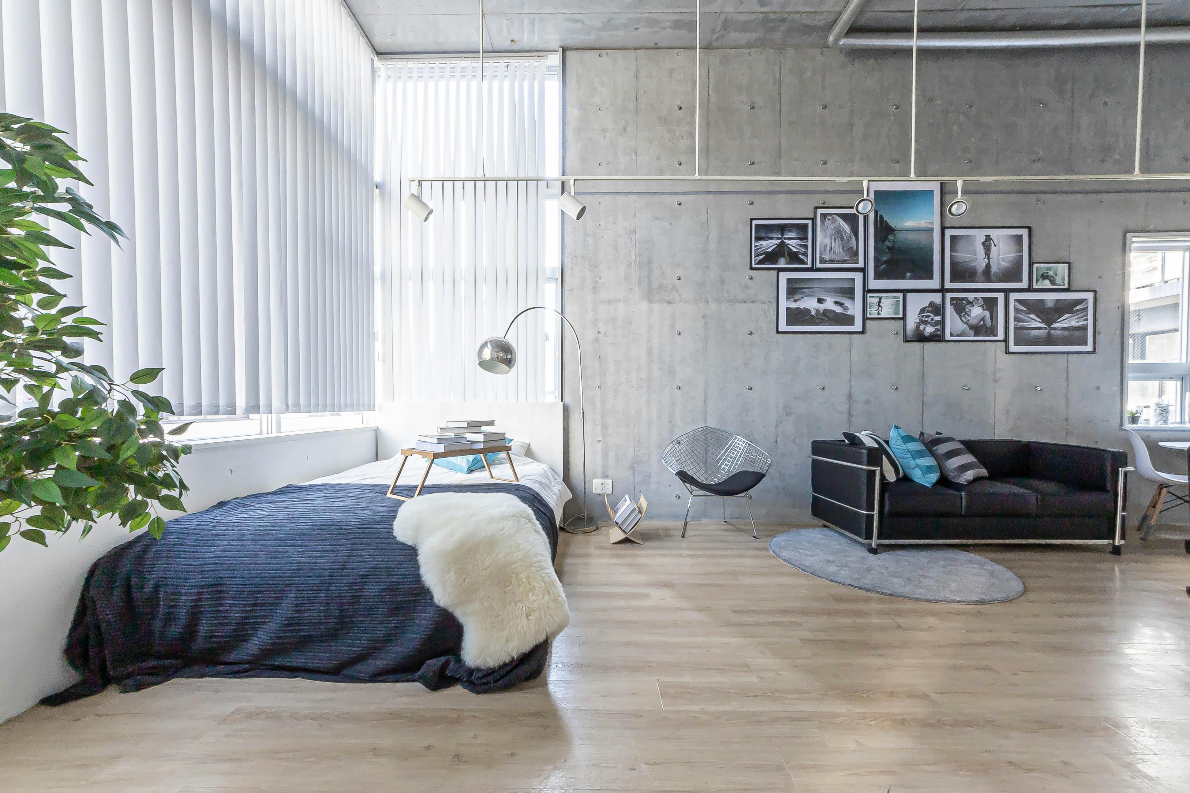 【赤羽橋駅4分】〔天井高4m×2面採光〕自然光×コンクリが生み出すデザイン空間