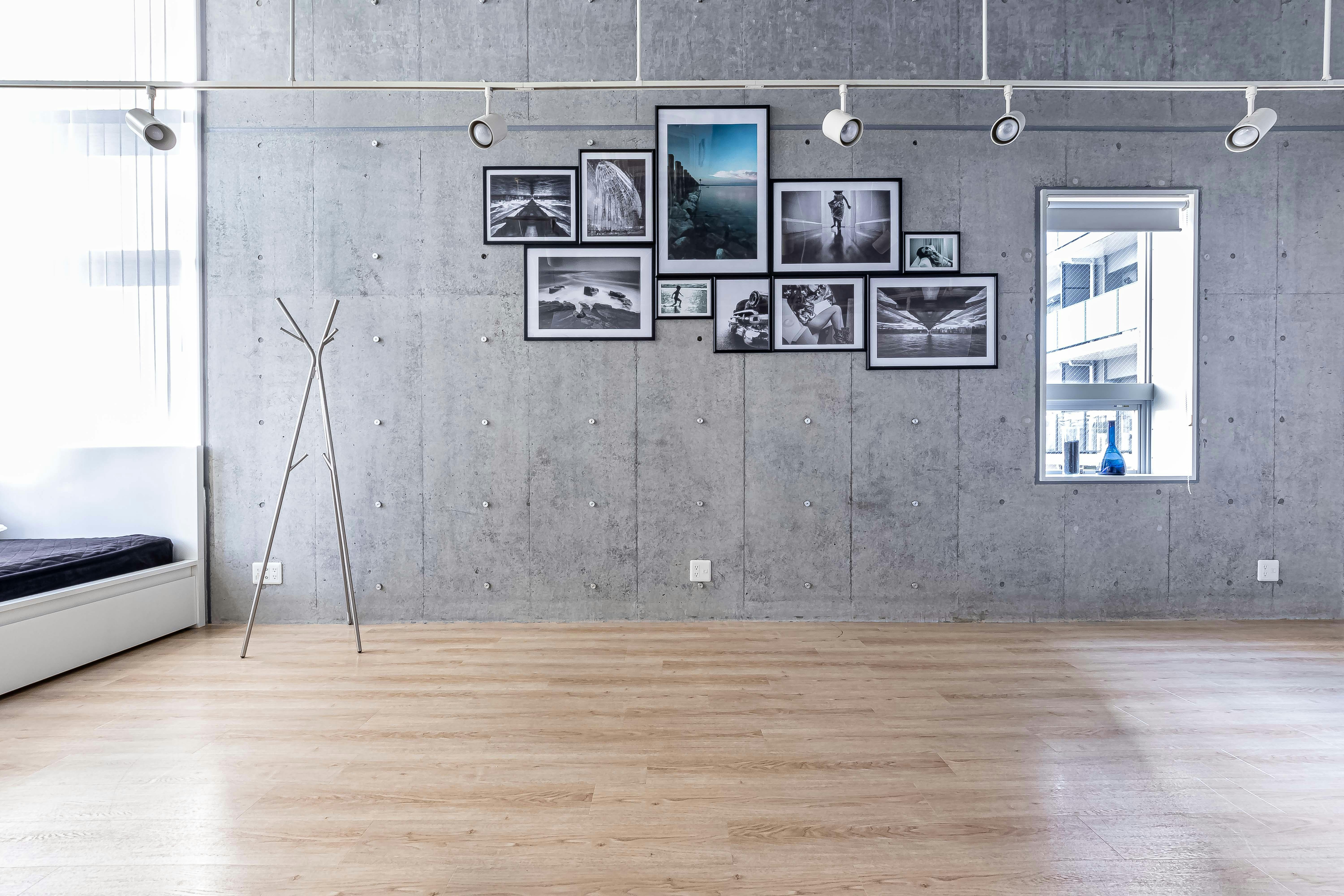 【赤羽橋駅4分】〔天井高4m×2面採光〕自然光×コンクリが生み出すデザイン空間