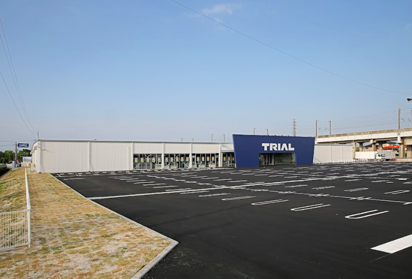 スーパーセンタートライアル間々田店 キッチンカーの出店が可能な屋外スペース ショップカウンター
