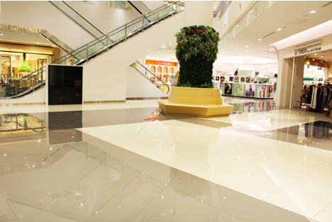 【イオンモール岡山】1F西エスカレーター前