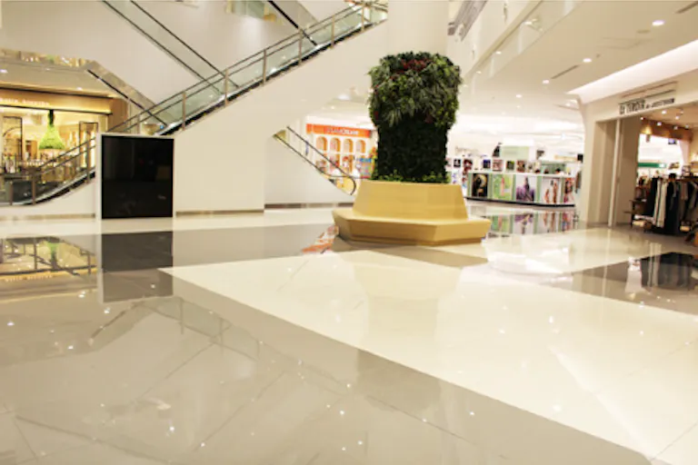 【イオンモール岡山】1F西エスカレーター前の画像1