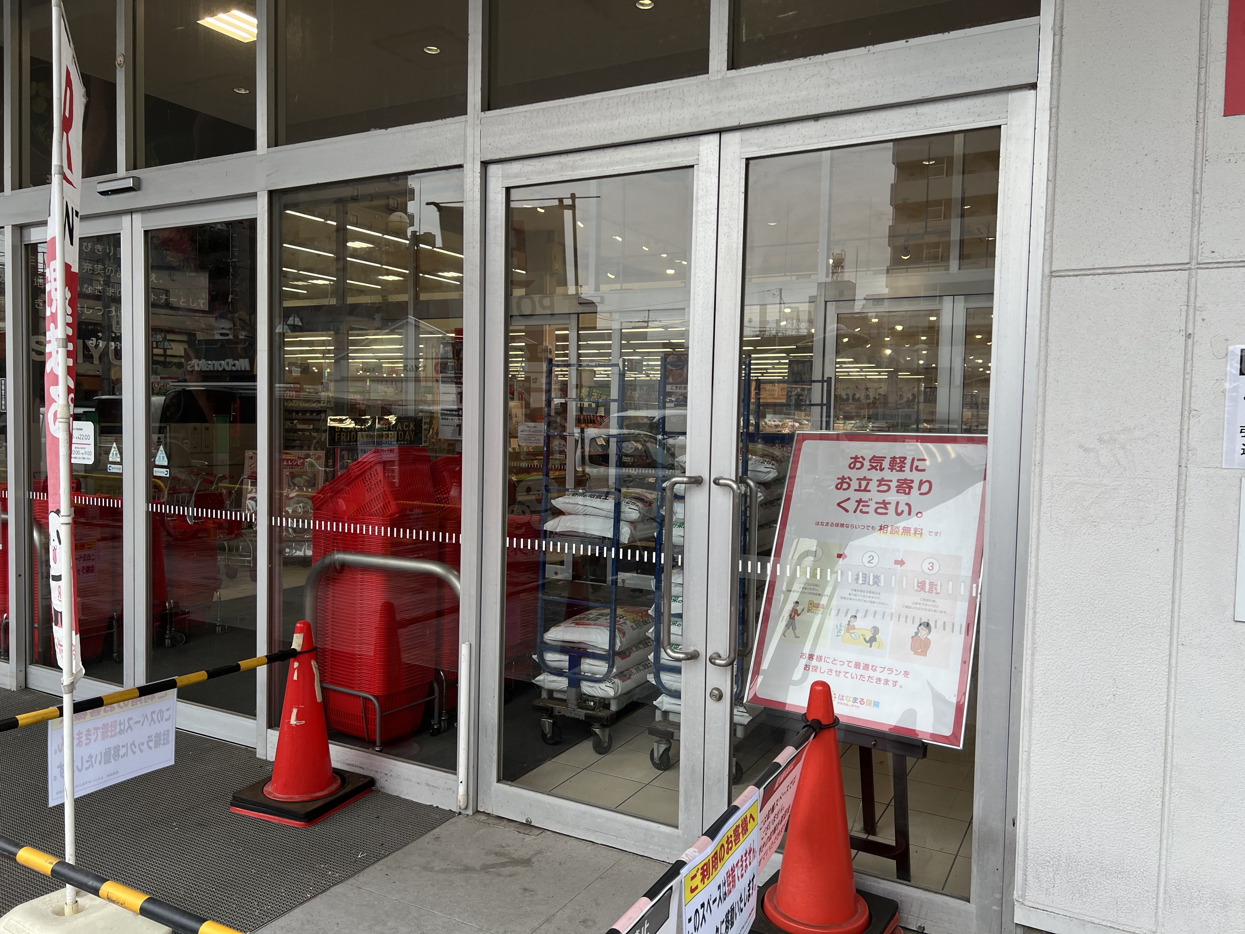 【西友　草加店】1F風除室①　プロモーション用途や物販、食物販のポップアップストアに最適なスーパー店内催事イベントスペース