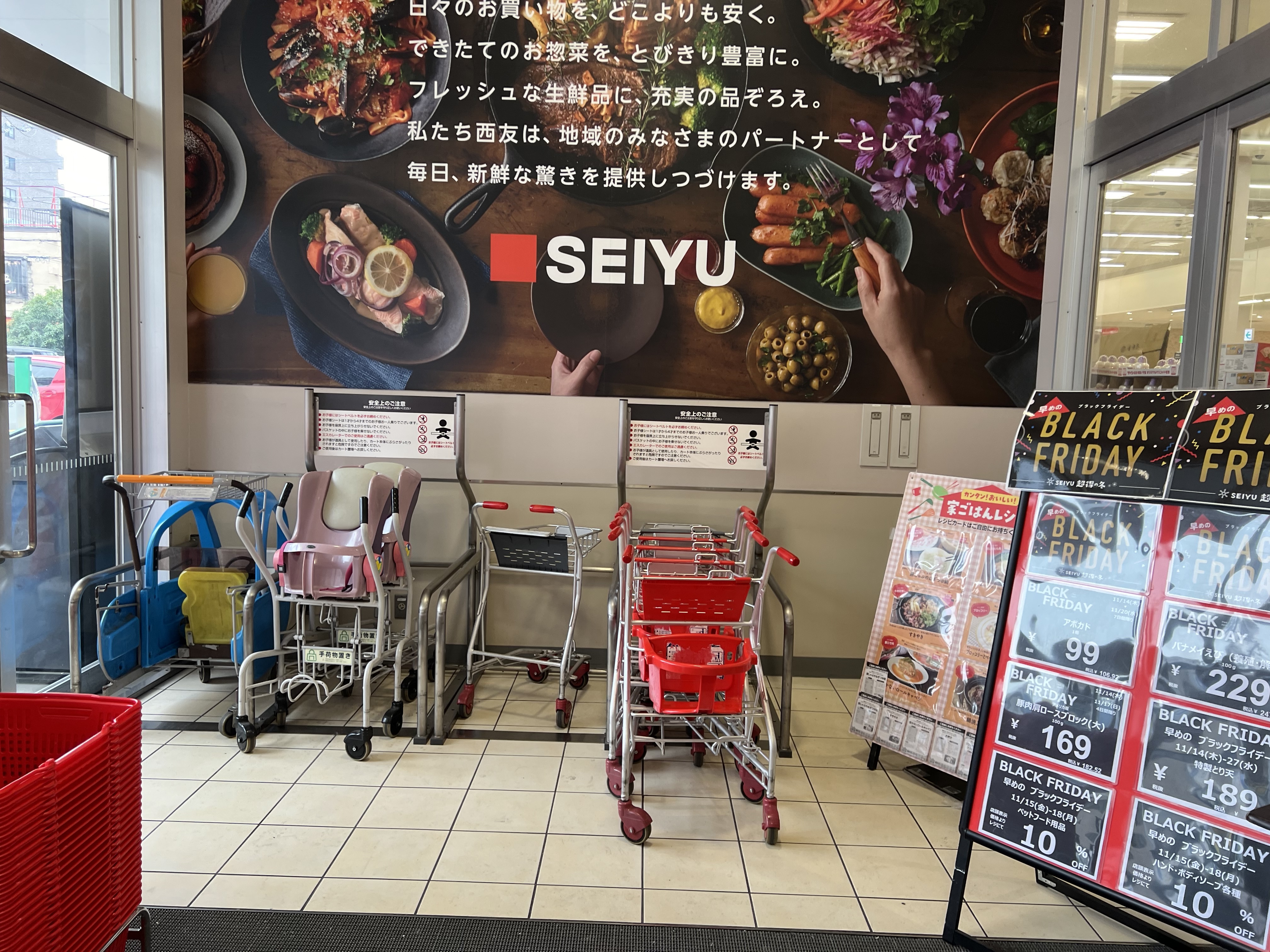 【西友　草加店】1F風除室①　プロモーション用途や物販、食物販のポップアップストアに最適なスーパー店内催事イベントスペース