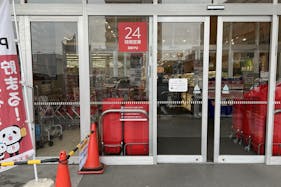 【西友 草加店】1F風除室① プロモーション用途や物販、食物販のポップアップストアに最適なスーパー店内催事イベントスペース