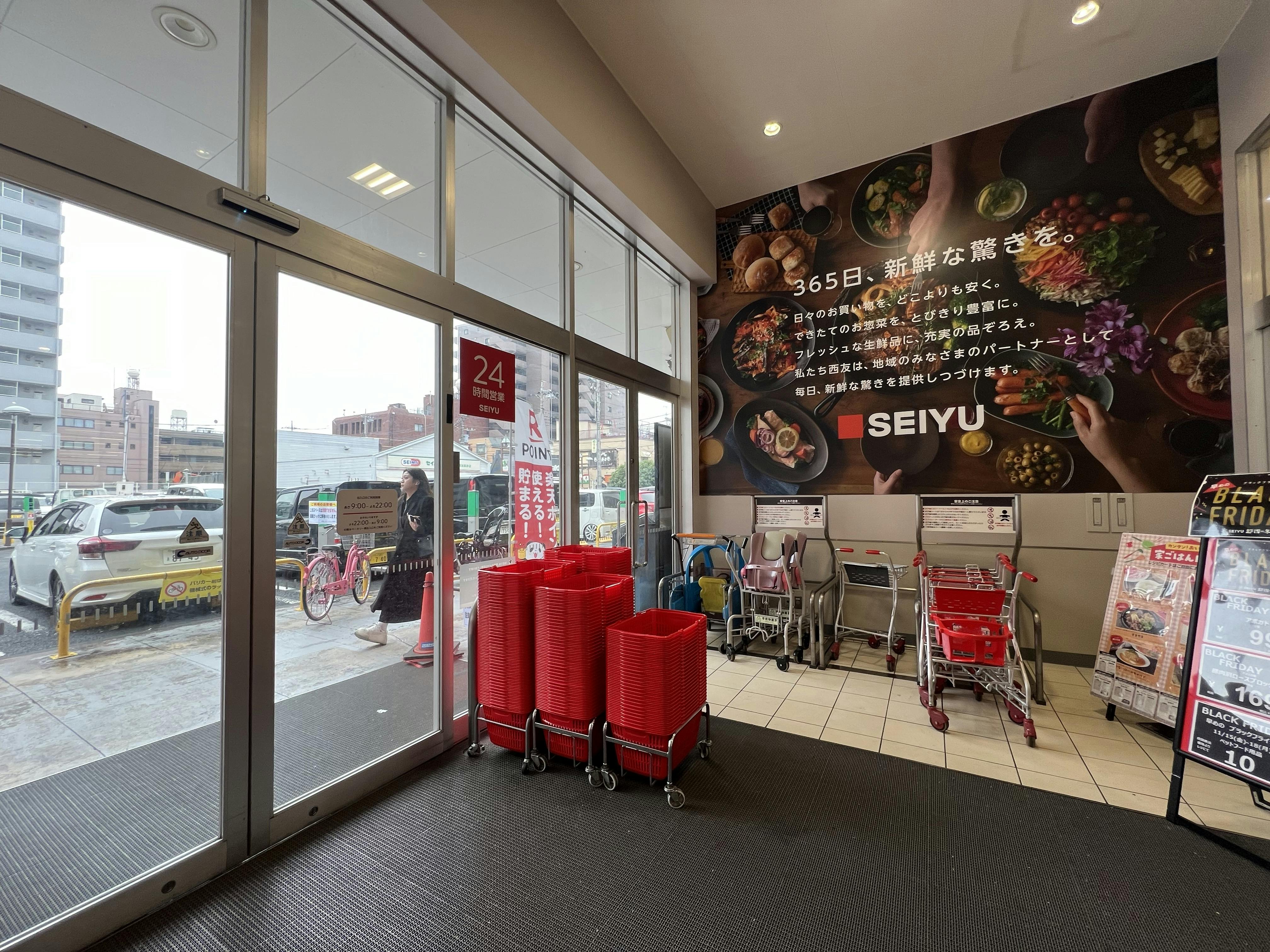 【西友　草加店】1F風除室①　プロモーション用途や物販、食物販のポップアップストアに最適なスーパー店内催事イベントスペースの画像