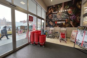 【西友 草加店】1F風除室① プロモーション用途や物販、食物販のポップアップストアに最適なスーパー店内催事イベントスペース