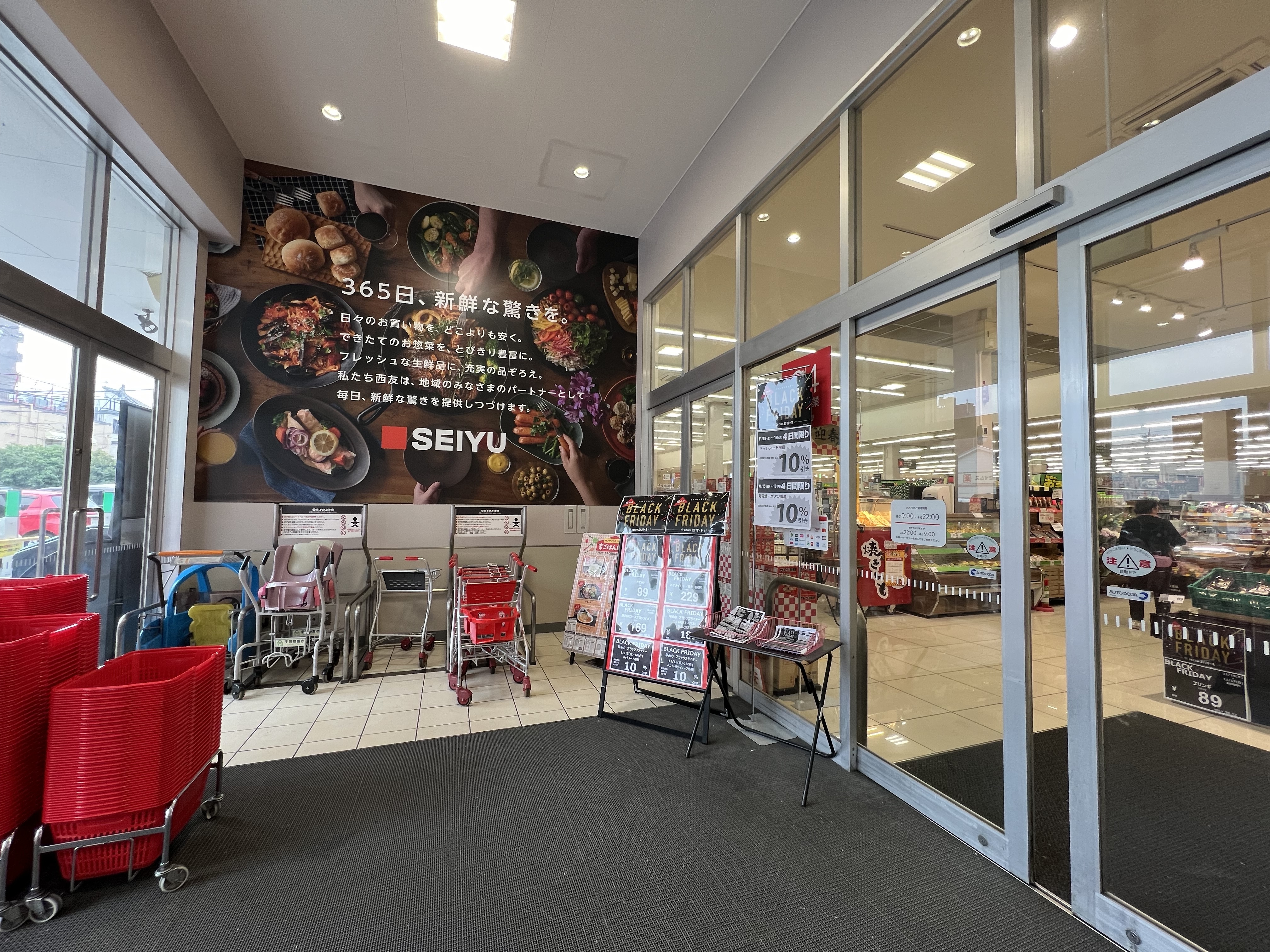 【西友　草加店】1F風除室①　プロモーション用途や物販、食物販のポップアップストアに最適なスーパー店内催事イベントスペース