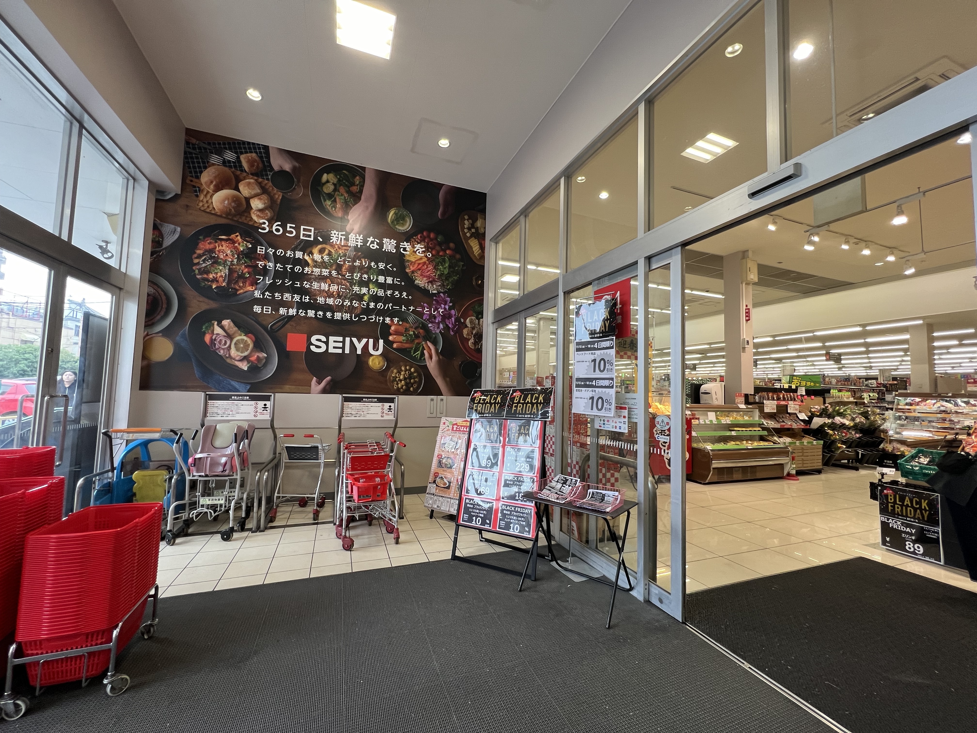 【西友　草加店】1F風除室①　プロモーション用途や物販、食物販のポップアップストアに最適なスーパー店内催事イベントスペース