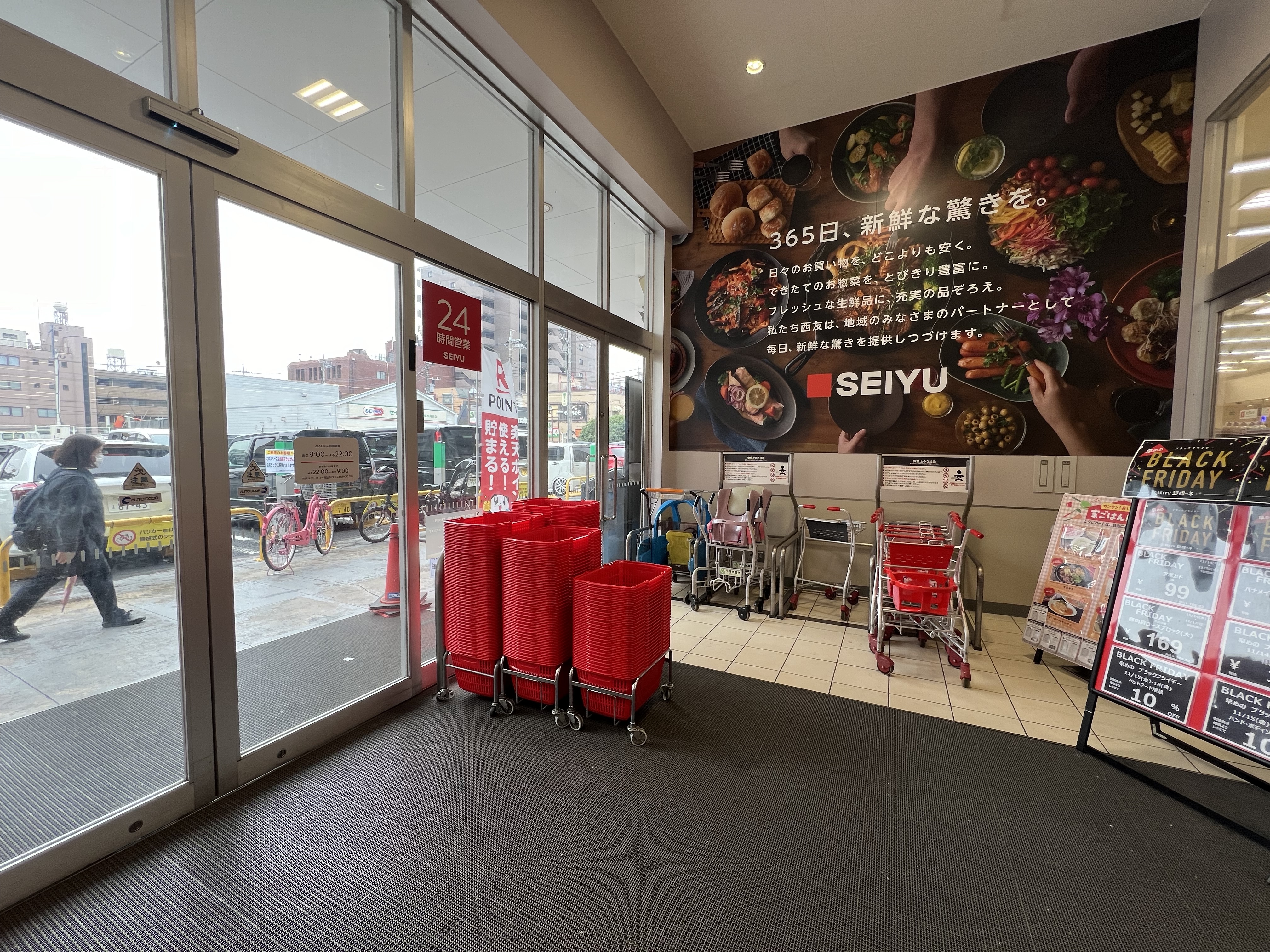 【西友　草加店】1F風除室①　プロモーション用途や物販、食物販のポップアップストアに最適なスーパー店内催事イベントスペース