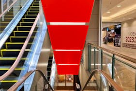 【イオンモール秋田】モール内広告 エスカレーター上部