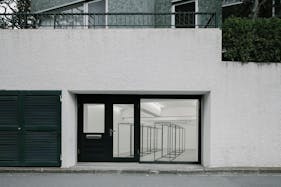 【明治神宮前〈原宿〉駅6分】展示会やポップアップストアに最適な什器無料貸出の路面スペース/フォトスタジオやアート展示も利用可能