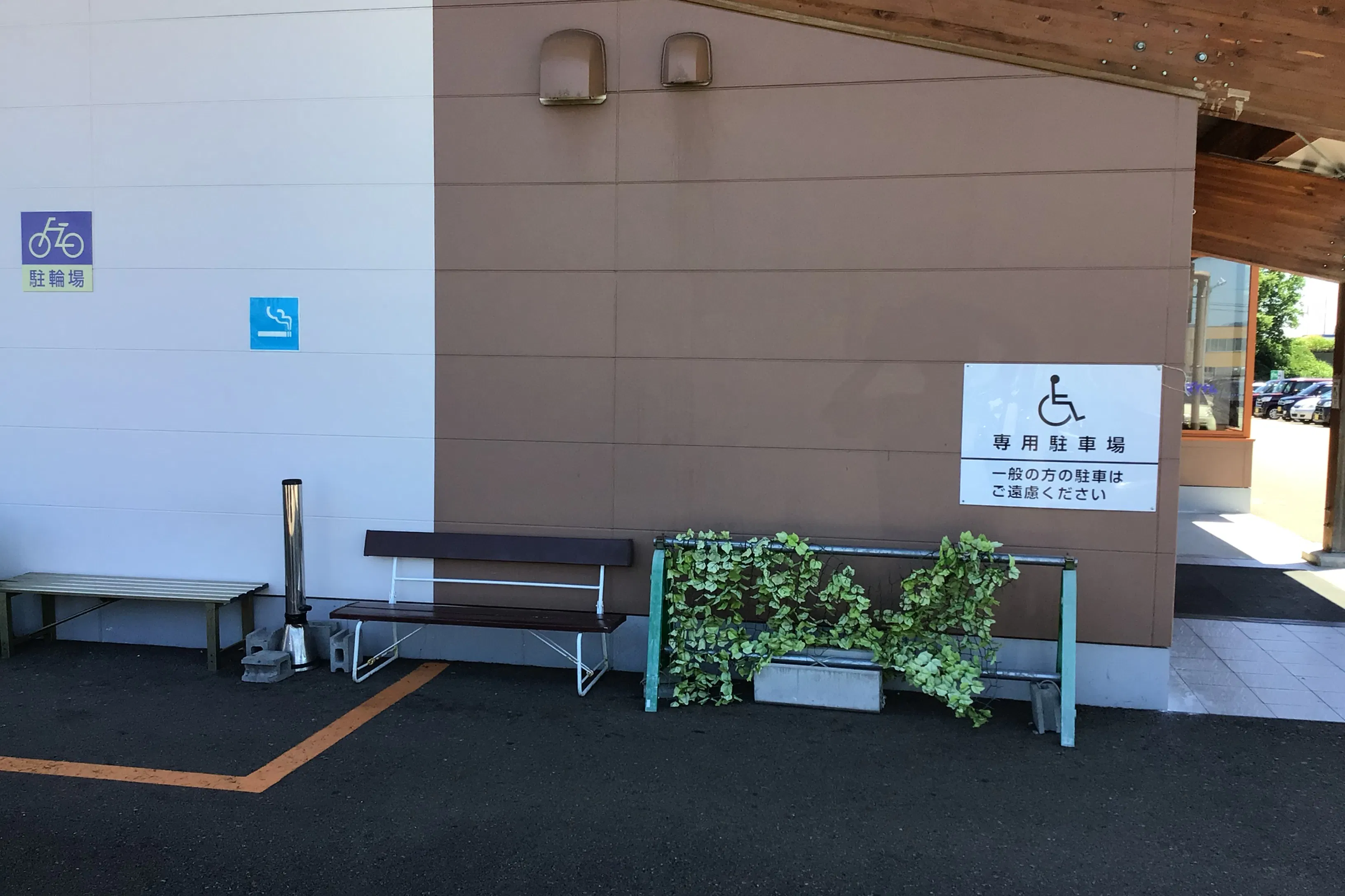 【ダイナム新潟上越インター店ゆったり館】キッチンカーやプロモーションイベントの開催に最適なアミューズメント施設のイベントスペース(出入口前)