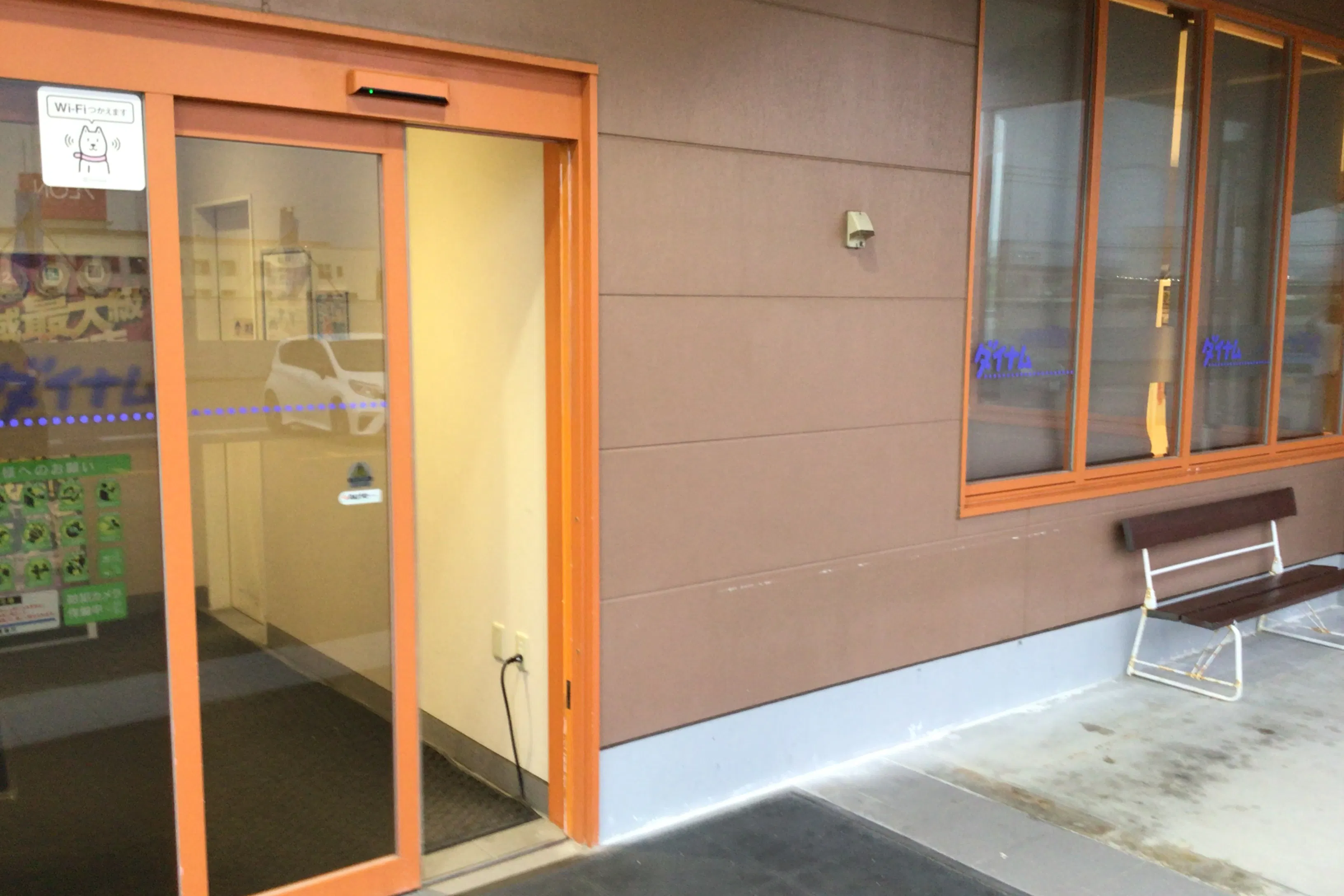 【ダイナム新潟上越インター店ゆったり館】キッチンカーやプロモーションイベントの開催に最適なアミューズメント施設のイベントスペース(出入口前)