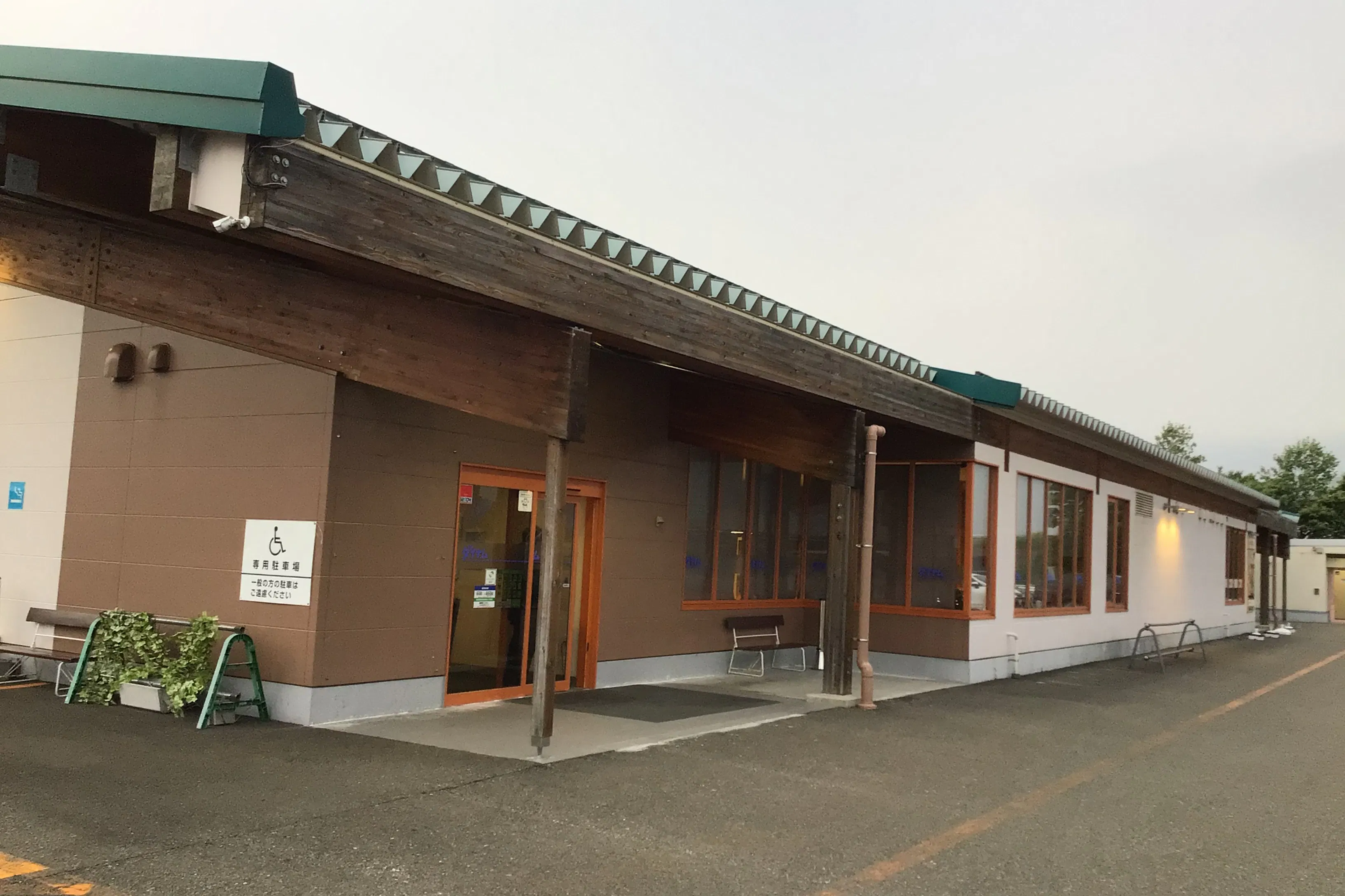 【ダイナム新潟上越インター店ゆったり館】キッチンカーやプロモーションイベントの開催に最適なアミューズメント施設のイベントスペース(出入口前)