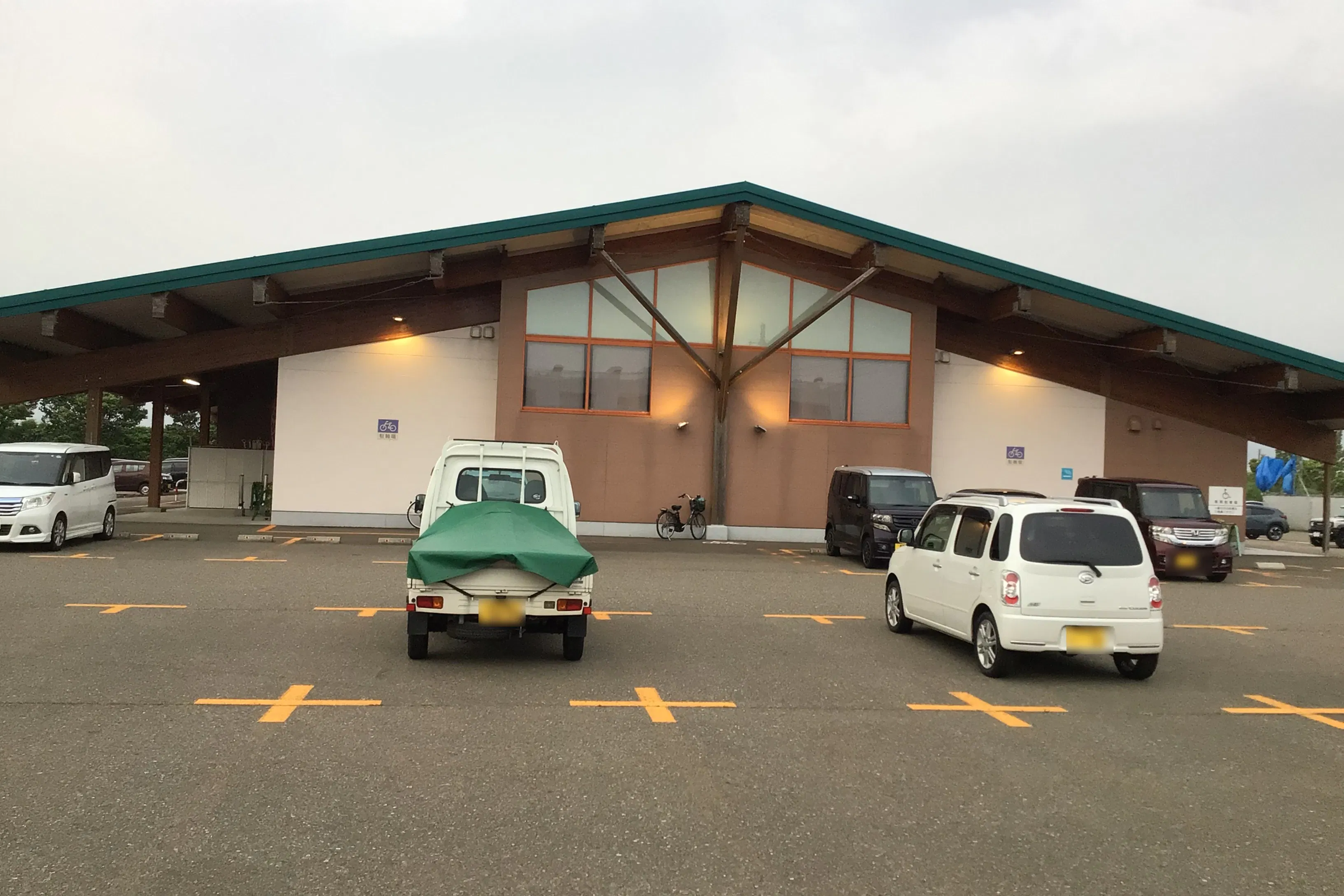 【ダイナム新潟上越インター店ゆったり館】キッチンカーやプロモーションイベントの開催に最適なアミューズメント施設のイベントスペース(出入口前)