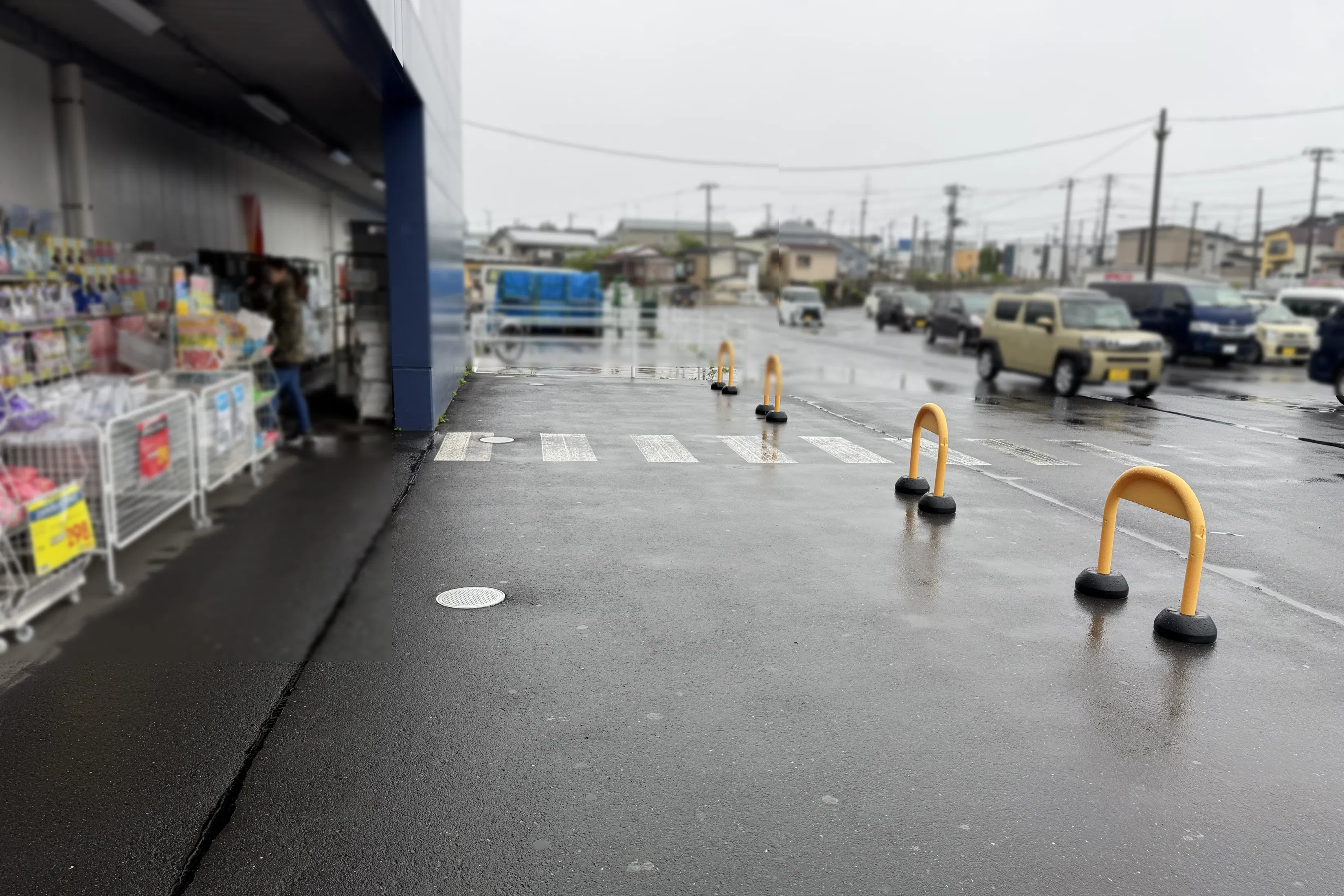 【スーパーセンタートライアル八戸店】屋外正面左(キッチンカー/テント/販促プロモ)