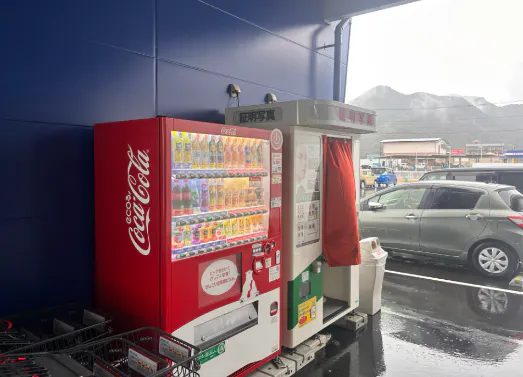 【スーパーセンタートライアル佐々店】【軒下右側（L)】プロモーションや物販の出店が可能な「屋外_店舗入口軒下スペース」