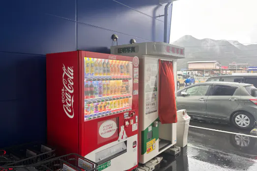 【スーパーセンタートライアル佐々店】【軒下右側(L)】プロモーションや物販の出店が可能な「屋外_店舗入口軒下スペース」