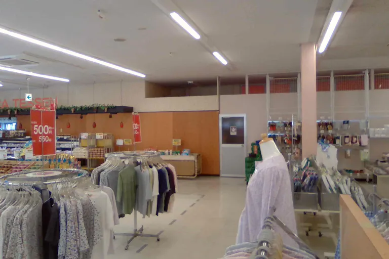 【天満屋ハピーズ鏡野店】衣料品コーナー前 各種プロモーション、会員獲得イベントに最適な屋内催事イベントスペースの画像2