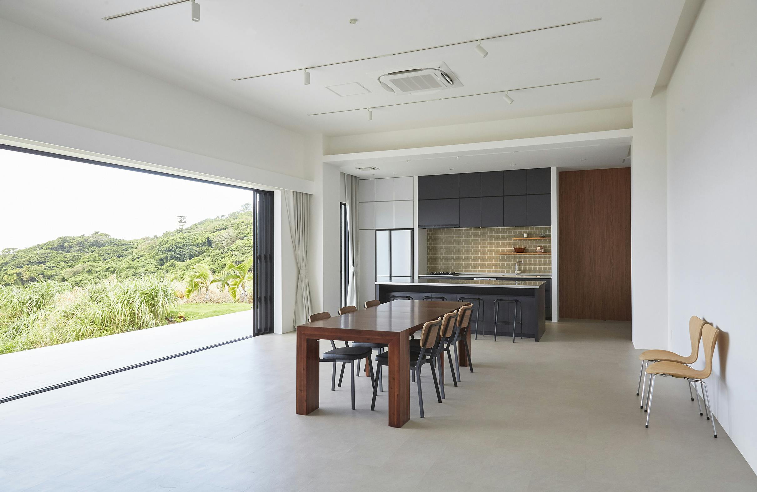 【沖縄県】撮影に最適な、緑あふれる高台から青い水平線と絶景を望めるハウススタジオ