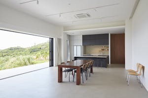 【沖縄県】撮影に最適な、緑あふれる高台から青い水平線と絶景を望めるハウススタジオ