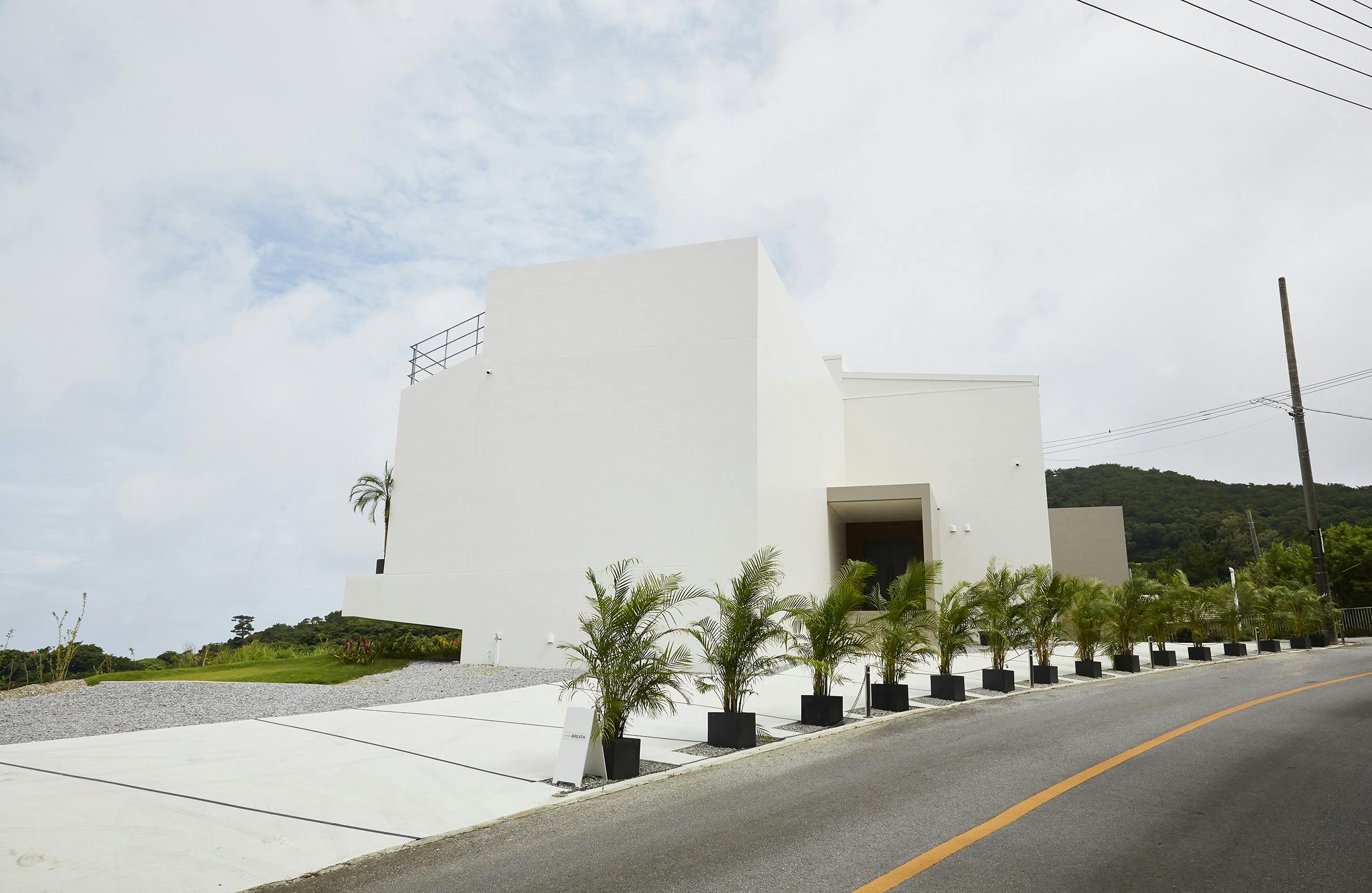 【沖縄県】撮影に最適な、緑あふれる高台から青い水平線と絶景を望めるハウススタジオ