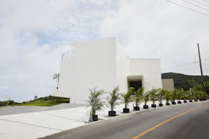 【沖縄県】撮影に最適な、緑あふれる高台から青い水平線と絶景を望めるハウススタジオ