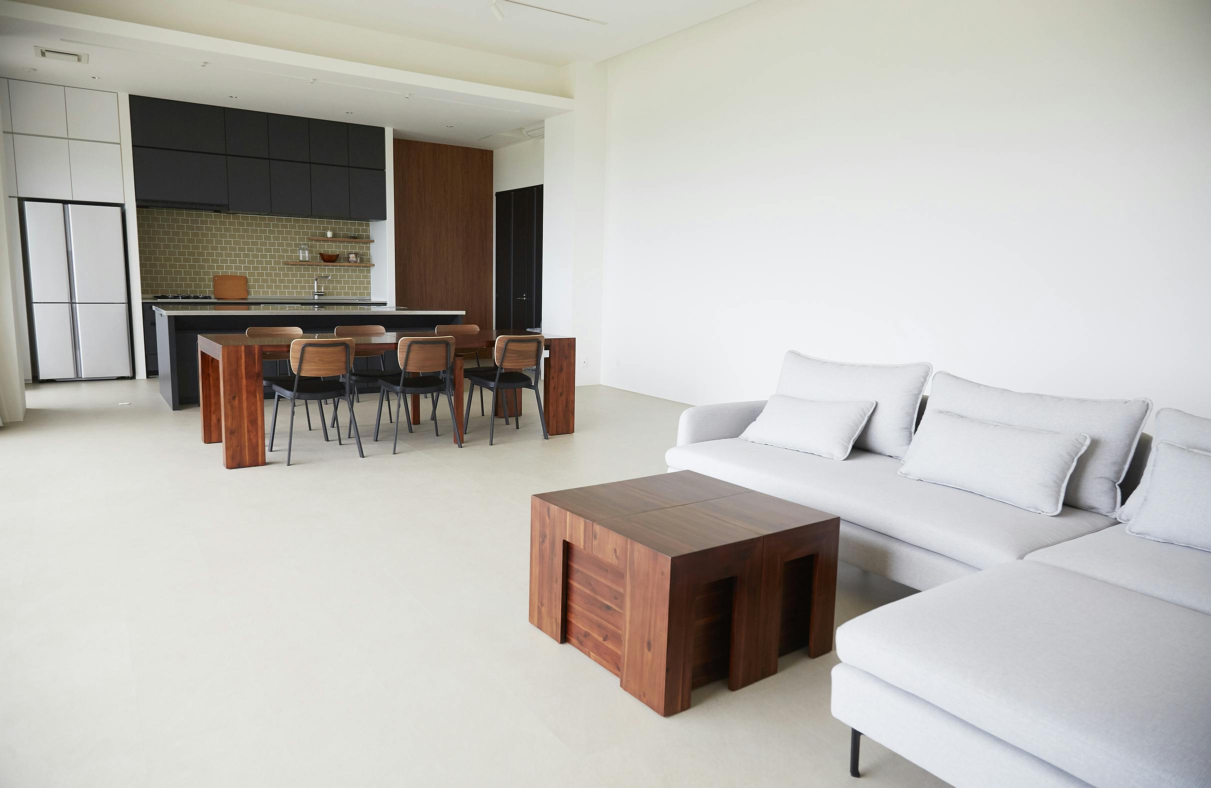 【沖縄県】撮影に最適な、緑あふれる高台から青い水平線と絶景を望めるハウススタジオ