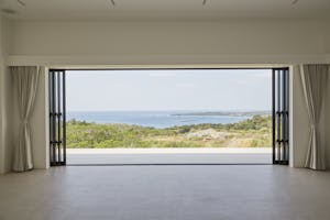 【沖縄県】撮影に最適な、緑あふれる高台から青い水平線と絶景を望めるハウススタジオ