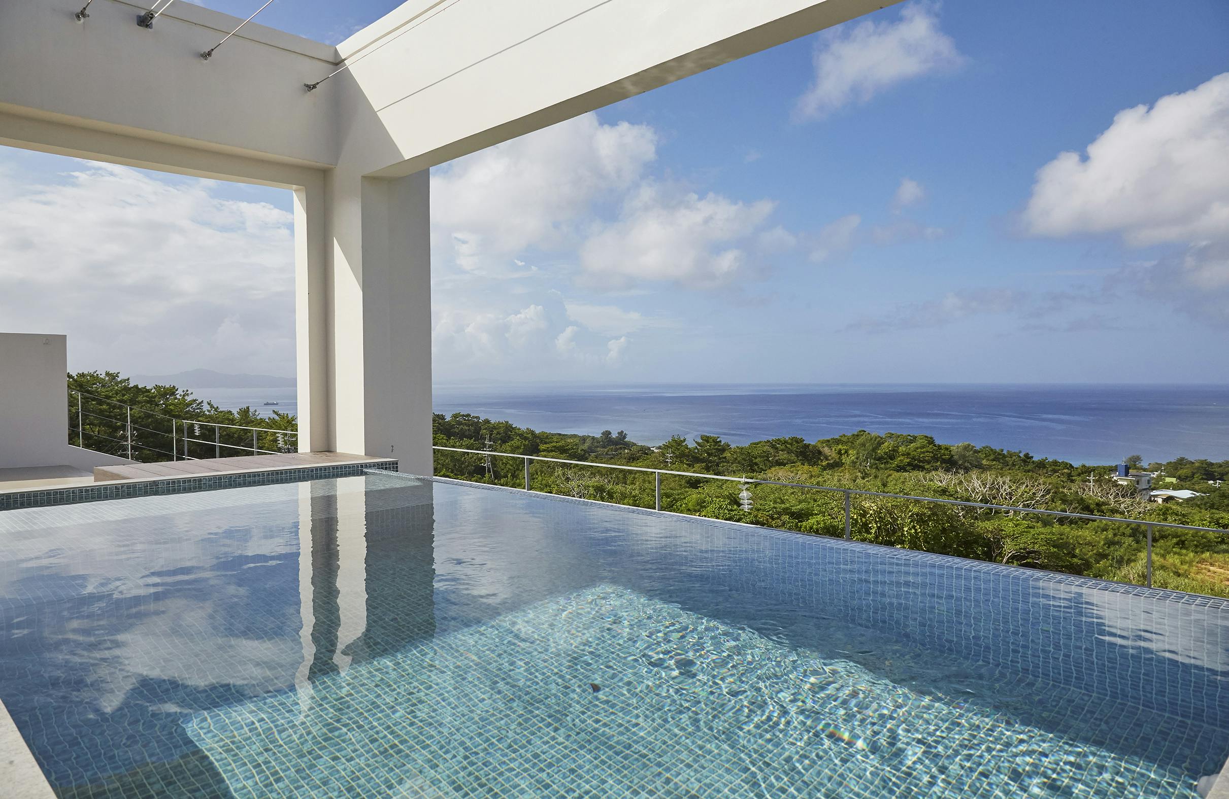 【沖縄県】撮影に最適な、緑あふれる高台から青い水平線と絶景を望めるハウススタジオ