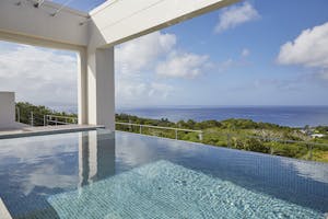 【沖縄県】撮影に最適な、緑あふれる高台から青い水平線と絶景を望めるハウススタジオ